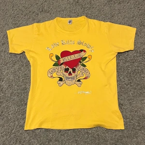 Ed hardy T-shirt  - Ascool Ed hardy T-shirt med rhinestones i storlek XXL (skulle mer säga L, beror lite på hur du vill att den sitter). Inga defekter. Skriv gärna för fler bilder eller om ni har andra frågor. Köpare betalar för frakt. Kan även mötas upp i Stockholm 