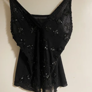Topp - Svart topp i delvis meshtyg och pajetter😊det står ingen storlek men jag skulle säga S/M