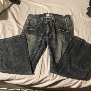 Lågmidjade jeans  - I bra skick! Lite för stor för mig, storlek S/M pssser för S & M! De är från Edwin jeans🤍 Skriv inte om ni inte vill köpa tack🥰Midjemått ca 85cm💓 Pris: 450kr FRaktar på fredagar & lördagar<3 + inga returner