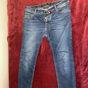 Skit snygga nya Jacob cohen jeans - Säljer mina italienska Jacob Cohen jeans eftersom att jag att de bara ligger och skräpar och har tyvärr fått för lite användning. Jeansen är i ett extremt bekvämt material och passar storlekarna 30 och 32 i midjan.