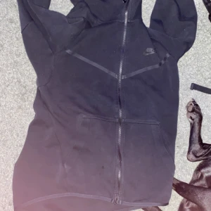 Nike tech fleece  - Hej! Jag säljer min Nike tech fleece som aldrig kommer till användning längre, den ligger bara och skräpar. Tröjan är i bra skick, det är bara lite slitet vid ärmen som är på bilden. Pris kan diskuteras.