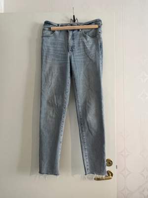 Bik Bok jeans storlek large. Lite oversized, kan passa som xl. Knappt använda då de är för stora för mig :) 