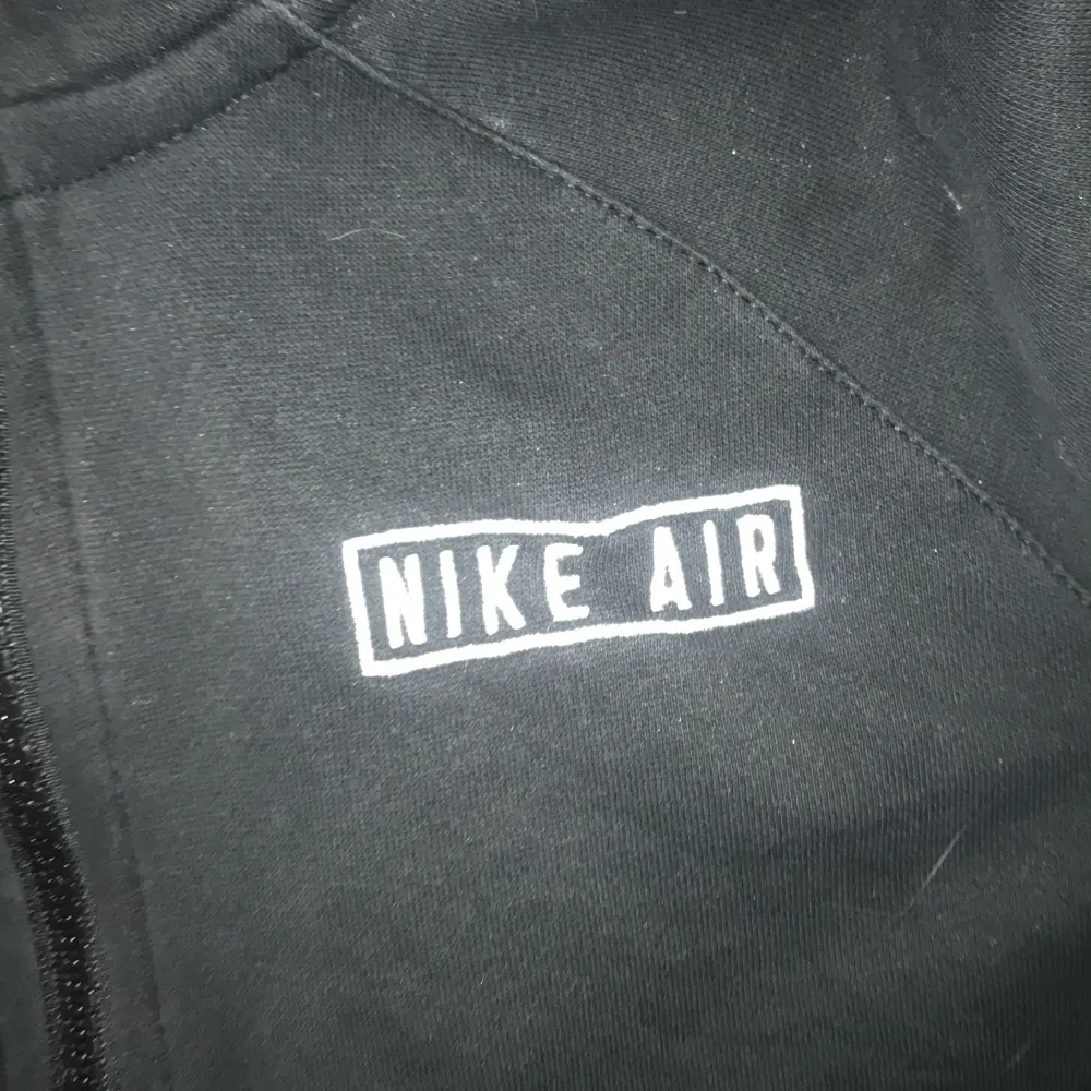 Köpt på JD sports Okej skick andvänd typ 9 gånger  Stl: M Nike air hoodie! Tar swish . Hoodies.