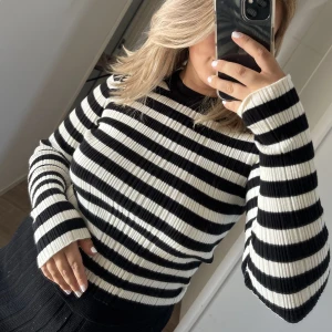 Randig tröja  - Randig tröja från Lindex i storlek S. Köpt i början på året, aldrig använd. 