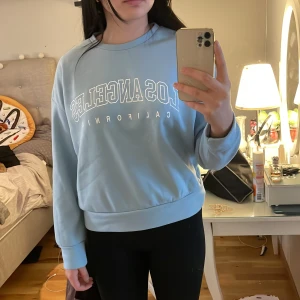 Sweatshirt från Shein - Sweatshit med ludd på insidan från Shein. Knappt använd, nypris 119 kr
