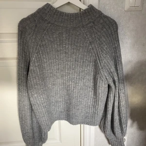 Stickad grå tröja - Grå stickad tröja från Gina i storlek xs. 50kr + 66kr frakt 