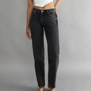 svarta low straight jeans i strl 32 från gina tricot säljs för 200kr+frakt