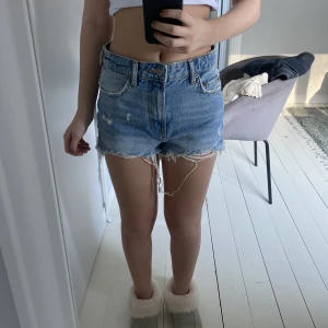 Zara shorts - Snyggaste zara shortsen som tar slut snabbt när de kommer in! Midrise!!