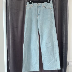 Jeans  - Ljusblåa utsvängda jeans från Junkyard, dem är i storlek 29 och är Wide leg jeans, jag har sytt upp dem och sytt in dem så är ärlig med det☺️så dem är lite mindre i storlek nu☺️kan gå ner i pris om de är bra prisförslag men annars inte  