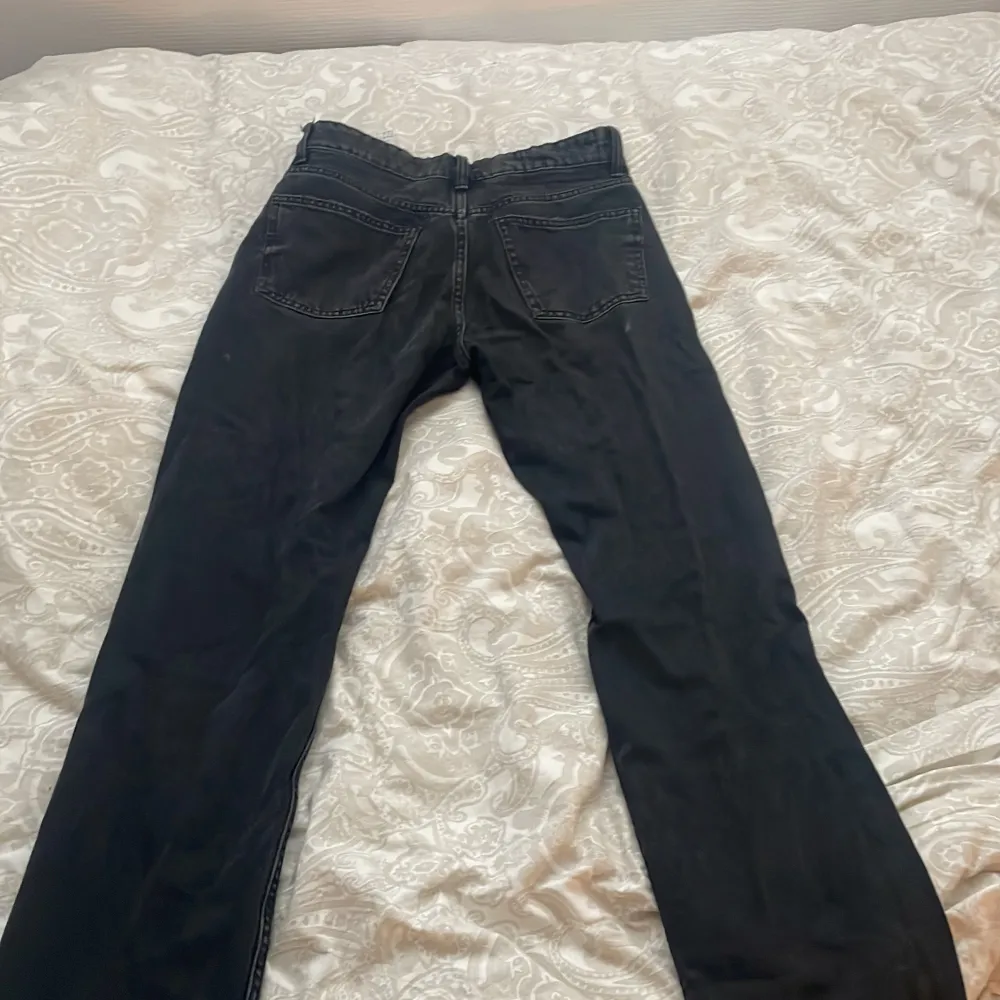 Säljer ett par svarta Mid Rise jeans från Zara. Samma modell som de blåa jag säljer.. Jeans & Byxor.