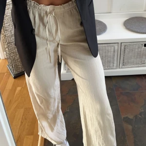 Beiga linnebyxor  - Från zara, storlek S. Använda endast 3 gånger så i nyskick🤍