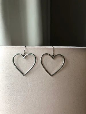 Örhängen - Hjärt formade örhängen som jag inte använder längre💞