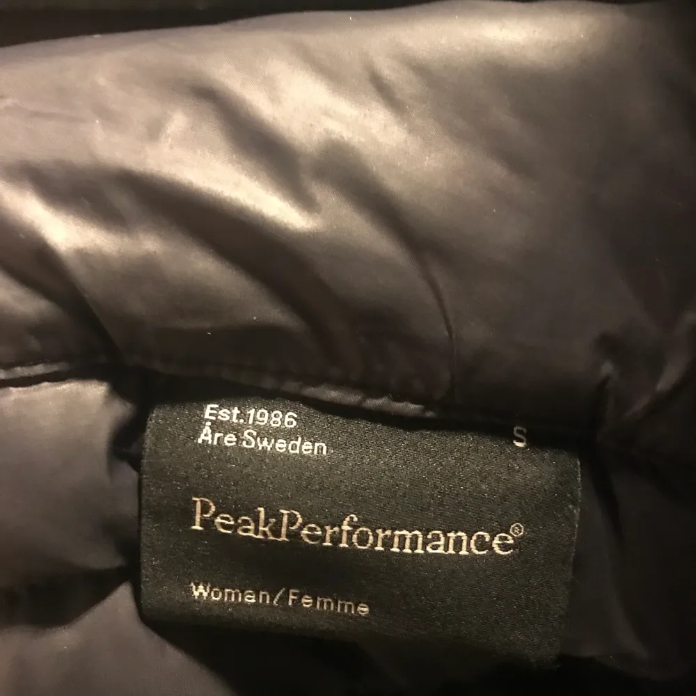 Säljer min peak performance jacka eftersom jag inte använder den längre. Kan mötas upp i halmstad och kan frakta . Jackor.