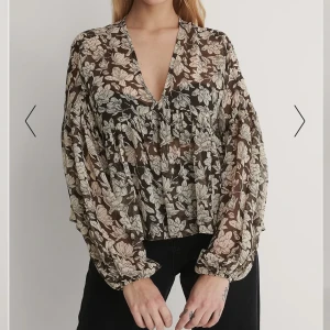 Helt ny blus  - Helt ny blus i transparent material och fint fall, strl 36