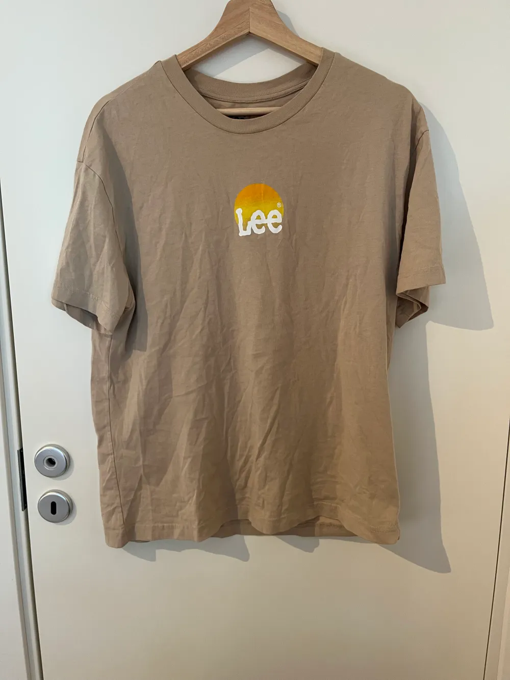 Beige t-shirt från Lee med tryck både fram och bak. Endast använd 1 gång😊. T-shirts.