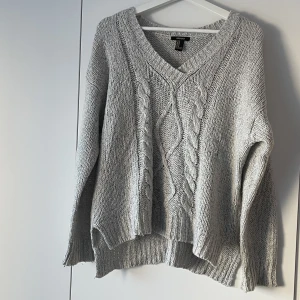 Stickad tröja - Stickad grå tröja från Forever 21. I använt men forfarande bra skick! 