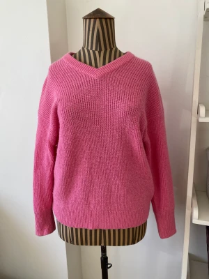 Härlig rosa tröja från Filippa K - Superskön stickad tröja från Filippa K! 100% alpacka ull. Lite nopprig som denna slags tröja kan bli men i övrigt i jättefint skick! Oversize modell.