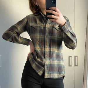 Skjorta från carhartt - Rutig skjorta från carhartt i lite tjockare material. Superfin men kommer tyvärr inte till användning hos mig längre. Något figursydd.