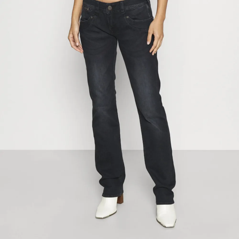 Säljer dessa jättesnygga jeansen då de tyvärr är för stora!💗. Jeans & Byxor.
