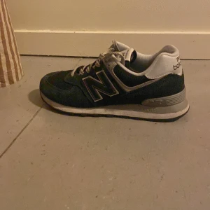 New balance 574 - Det är mycket bra skick har bara använt ett fåtal gånger. Priset kan alltid diskuteras 