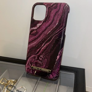 Telefon skal  - Super fint telefonen skal till iPhone 11. Säljer då den inte passar min telefon längre. Inga jätte synliga defekter ( men en repa finns) ❤️