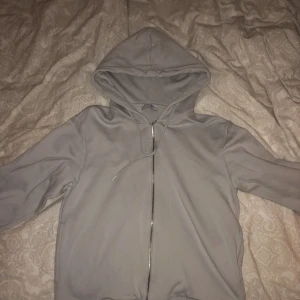 Hoodie med dragkedja  - Är i storlek L, sitter som en medium!  Bara använd en gång!