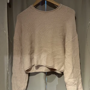 Pull & bear tröja - Säljer min fina pull & bear tröja då den inte fått någon användning. Aldrig använd och prislapp kvar. 💗säljer den för 200kr skriv priv för mer info💗
