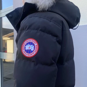 Säljer min Canada Goose  - skicka till mig om du är sugen så kan vi diskutera 