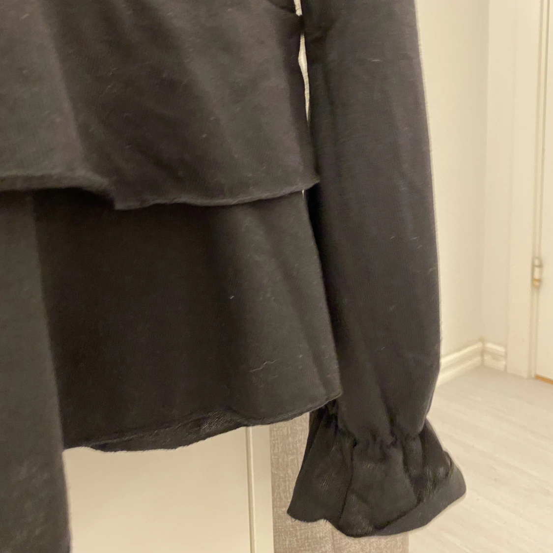 Svart volang tröja  - 90