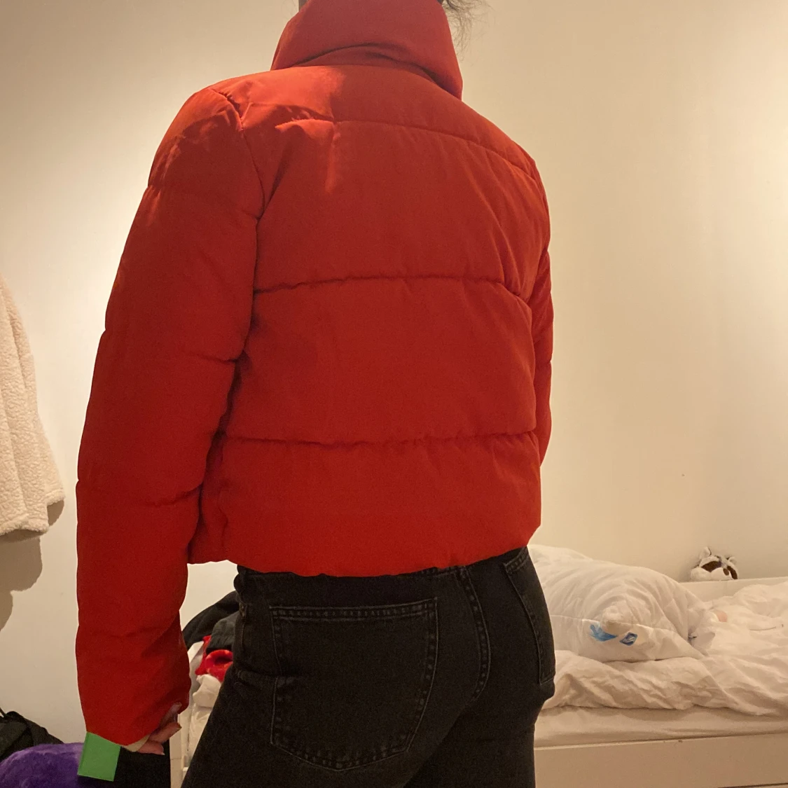 En röd cropped puffer jacket av märket Only - 90