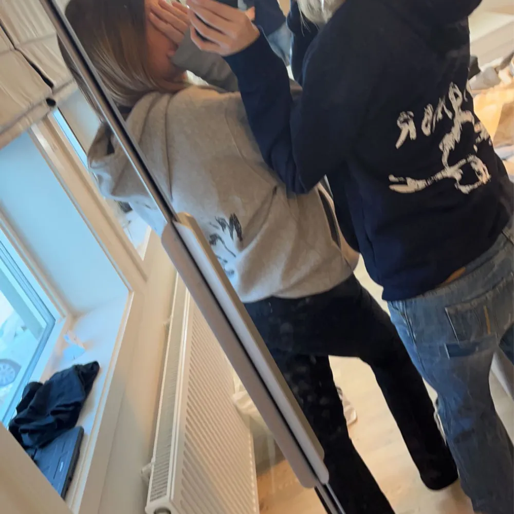 1000kr. Säljer min OANVÄNDA jätte snygga mi Amor hoodie från Mira Paris, ny pris 1700kr köptes för 1300kr. Svår att få tag på, tog 4 månader för den att komma. Pris kan alltid diskuteras❣️. Hoodies.