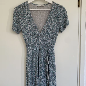 sommarklänning - super söt sommarklänning från pull&bear❤️‍🔥 köpt för 3 år sedan men skicket är fof super fint!