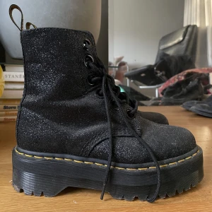 Dr Martens  - Strl 37. Lite dammiga annars nästan oanvända 