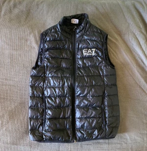 EA7 väst  - nästan ny emporio armani väst, har använt den typ 5 gånger kanske, skriv om du har frågor eller vill ha fler bilder:)