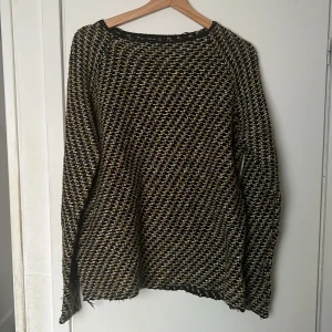 Stickad tröja - Stickad tröja från Zara. Strl M. Inga större tecken på användning. 