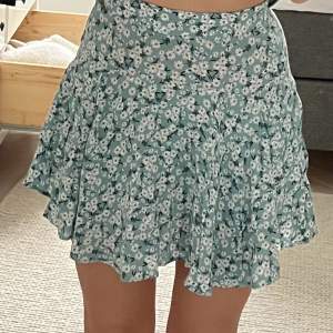 En kort och somrig kjol från zara i storlek XS❤️det finns shorts i kjolen som är i samma blommiga tyg🫶🏼
