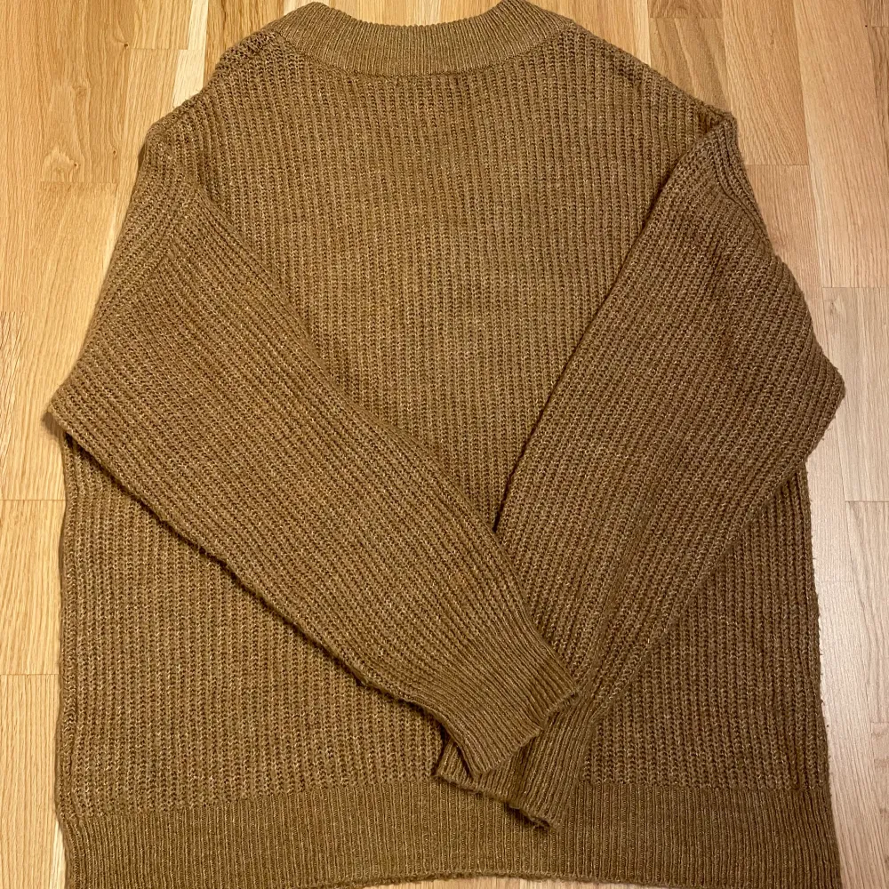 Supermysig brun stickad tröja från Gina Tricot! Använd fåtal gånger och är i bra skick, storlek XL men funkar även bra som oversized🫶🏼. Tröjor & Koftor.