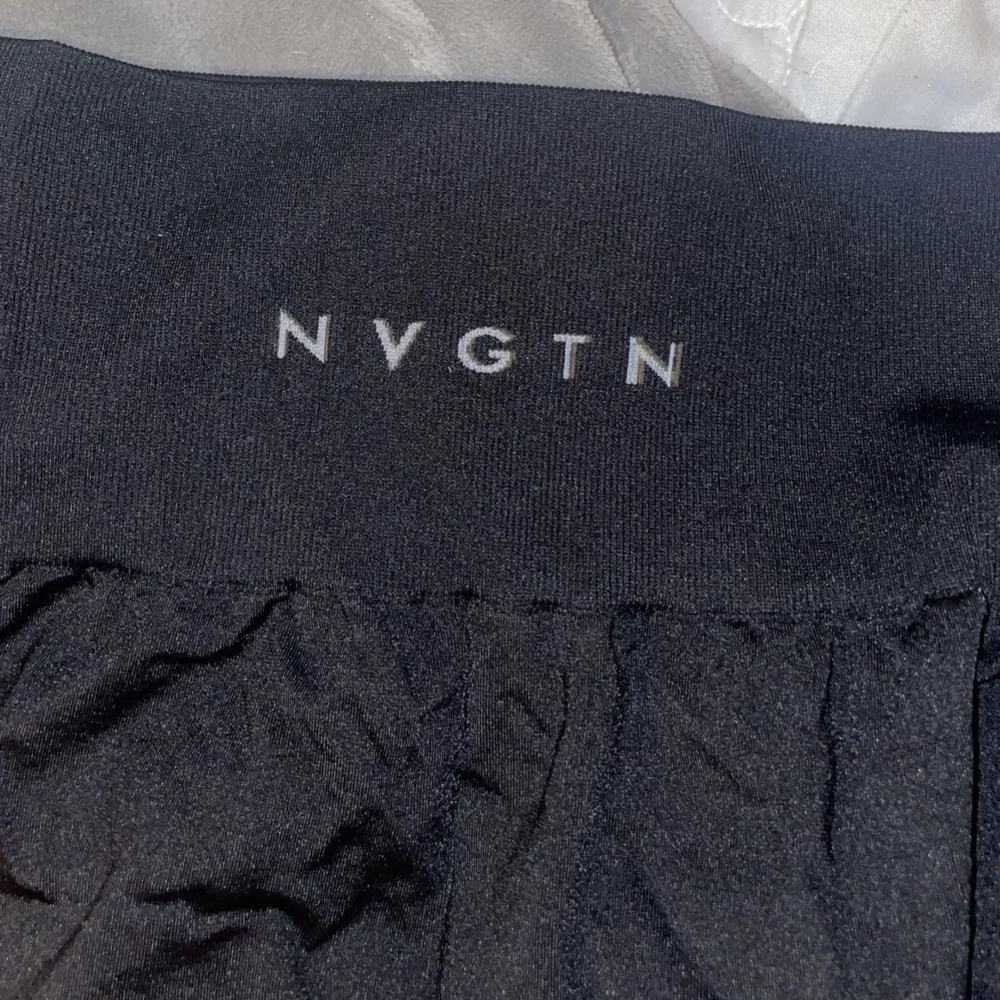 Jätte fina svarta NVGTN tights i modellen Solid Seamless!!! Passar en XS-S, lite tjockare i materialet och sitter sååå fint. Använt tre gånger, säljer pågrund av att jag har så många tights. 💕. Jeans & Byxor.