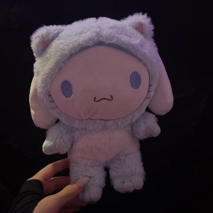 Sött gosedjur - Jättegullig cinnamonroll plushie!! Som ny då den bara legat som display 🤍