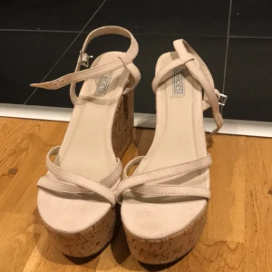 Klack skor  - Dessa klack skor säljer jag! Om du är intresserad kan du kontakta mig 