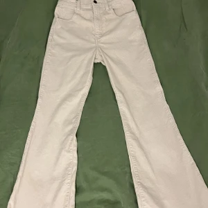 70’s high flare jeans Levis   - Ett av mina absoluta första jeans som jag köpte. Däremot så var de för stora för mig och väljer där med att sälja de. Använt de ett par gånger. Skicket på jeansen är 10/10. Storlek: 28 runt midjan och 32 i längd. Orginalpriset för jeansen är ish 1200 kr.