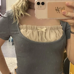 söt topp  - söt coquette/babydoll topp som jag aldrig använt. storlek S men liten i storleken, mer som en större XS. frakt 45kr 💕