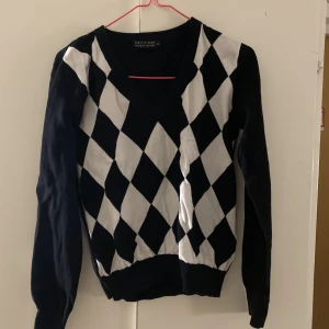 Sweater - Svartvit söt sweater i strl M! Superbra kvalite och som ny! Dock köpt second hand men ändå i bra skick och använd kanske 2ggr av mig! 