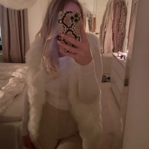 Pälsväst - Fin vit pälsväst från bubbelroom, storlek s/m andvönd få gånger.  ( köparen står för frakten)