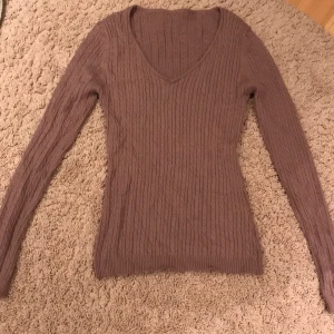 Stickad tröja - Säljer denna super fina stickade tröjan som jag köpte i en secondhandbutik. Lappen är tyvärr borta så jag vet inte vilket märke den kommer ifrån eller exakt vilken storlek den har men skulle tro xs/s. 