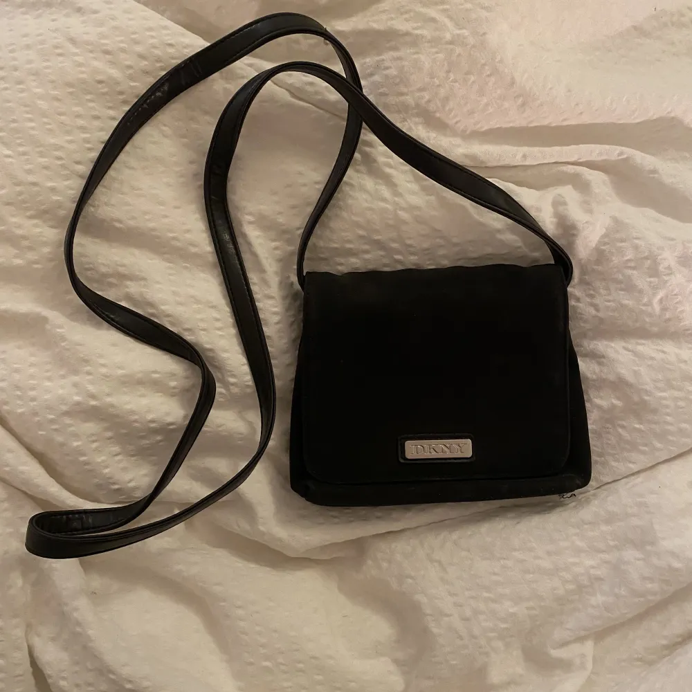 Svart DKNY crossbody väska💕. Väskor.