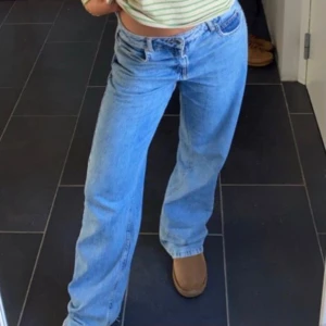 Weekday Arrow Low - Säljer mina ljusblå Weekday jeans! Säljer pga för små, aldrig använda. Storlek 26x32, 350kr exklusive frakt. Nypris: 590kr💞💞första bilden är lånad
