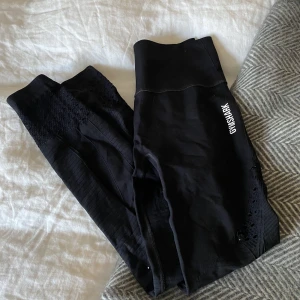 Gymshark träningsthigts  - Svarta träningsthigts från gymshark, använda fåtal gånger. Köpta för 550kr, säljer för 400kr. Hör av dig vid funderingar, kram Ebba