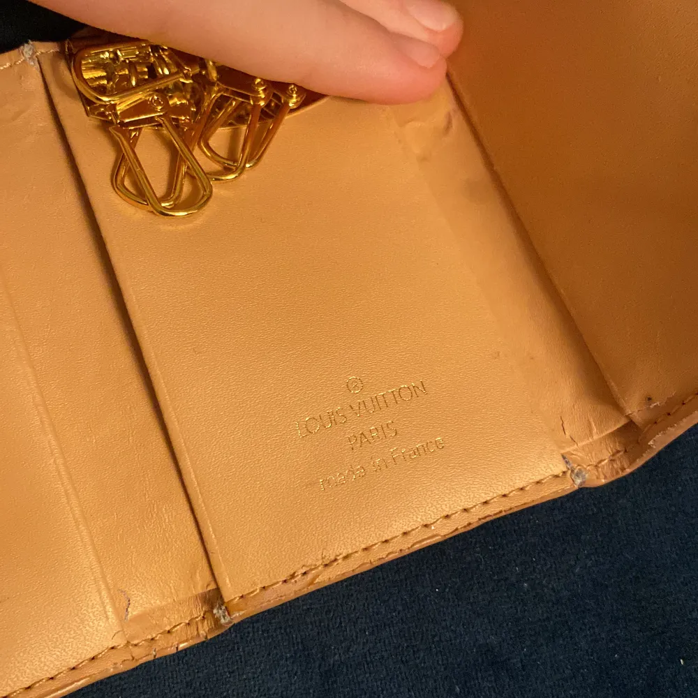 det är en lv plånbok som min syster slutade använda jag har gjort rent den och tagit bilder som bevis att den inte e  falsk. original priset är 11500kr men går ner mycket i priset efter att jag vill sälja den snabbt👍. Väskor.