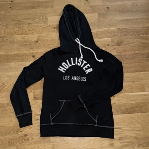 Hollister hoodie  - Svart hoodie med gråa sömmar från hollister. Storlek XS. Hund finns i hemmet. 